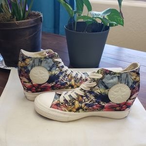 Converse floral wedge
